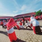 Kepala sekolah memberi semangat pada semua peserta lomba